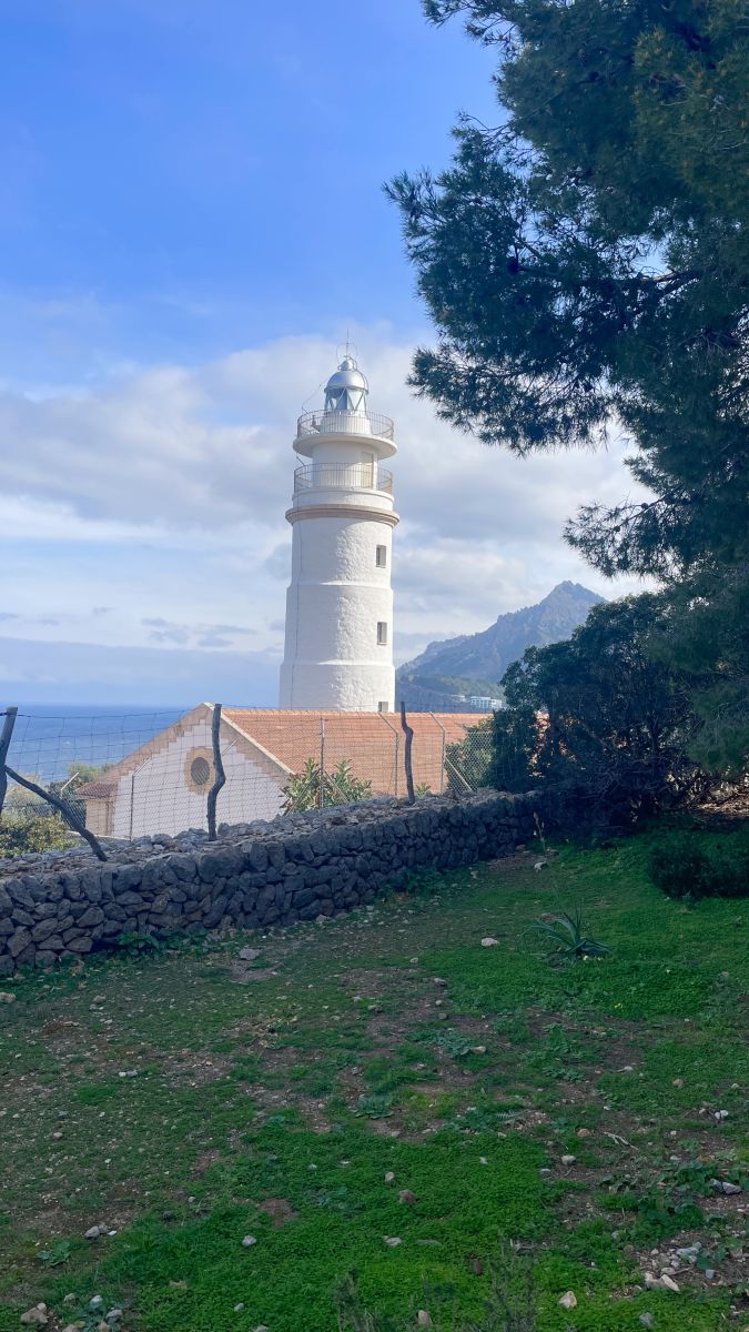 Leuchtturm Cap Gros auf Mallorca mit Meerblick
