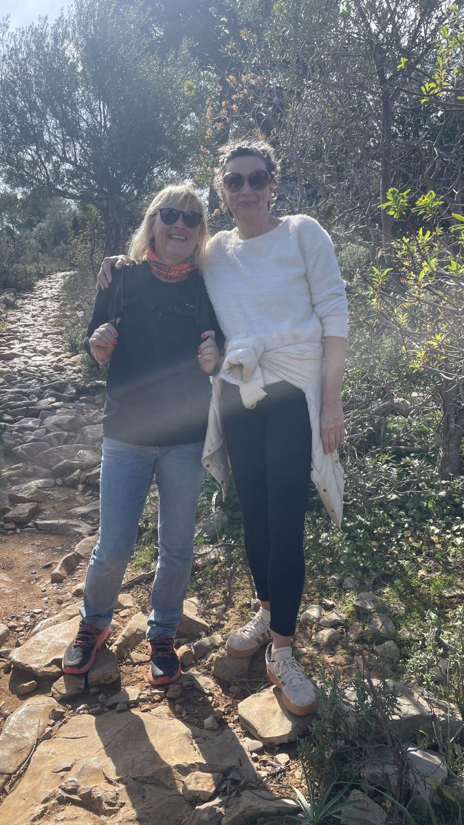 Claudia und Runa genießen die Wanderung in der Tramuntana