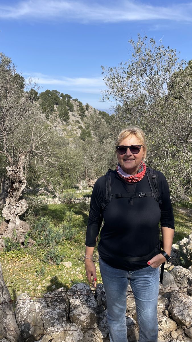 Claudia auf dem Küstenwanderweg bei Port de Sóller