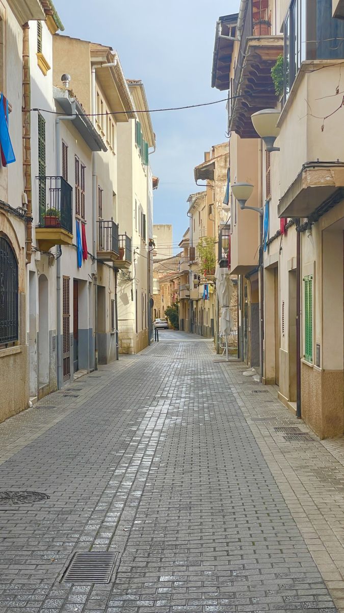 Kopfsteinpflaster-Gasse im Zentrum von Sa Pobla, Mallorca