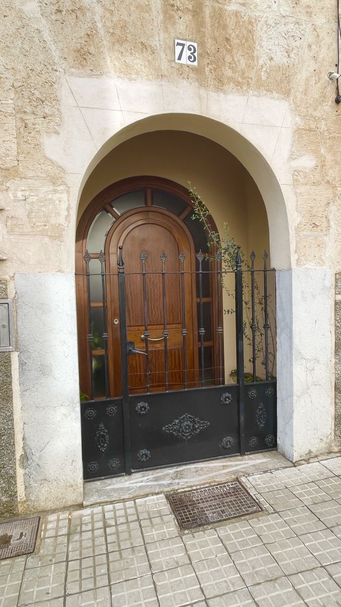 Traditionelle Eingangstür eines Dorfhauses in Sa Pobla, Mallorca