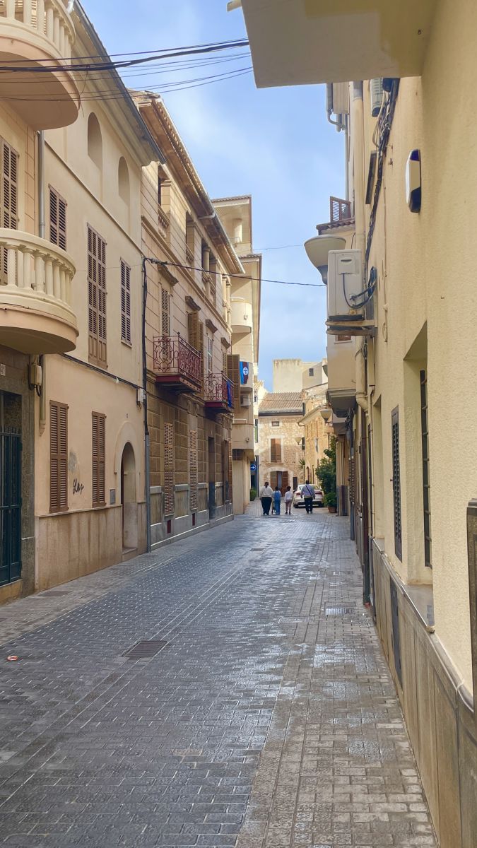 Traditionelle Gasse in Sa Pobla mit mediterranem Charme