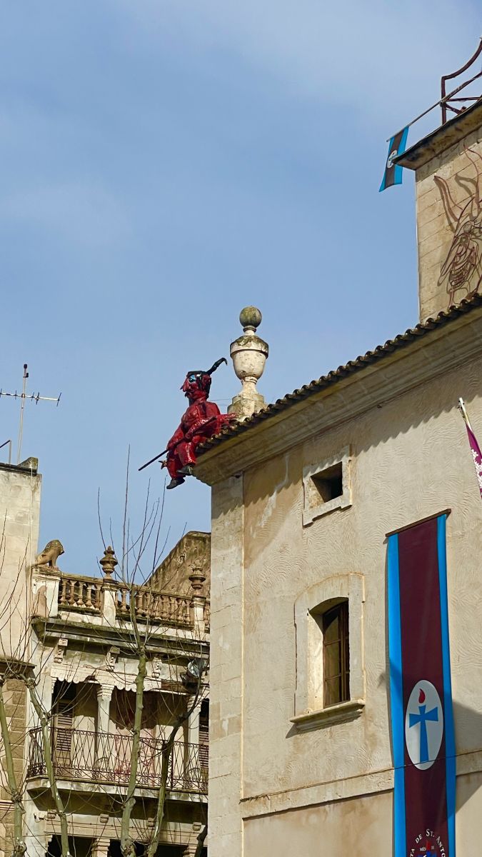 Teufelsfigur auf einem Dach in Sa Pobla, Mallorca