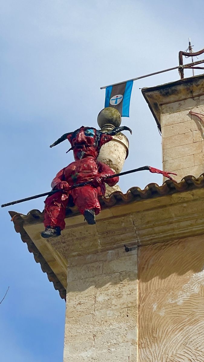 Nahaufnahme Teufelsfigur Dach Sa Pobla, Mallorca