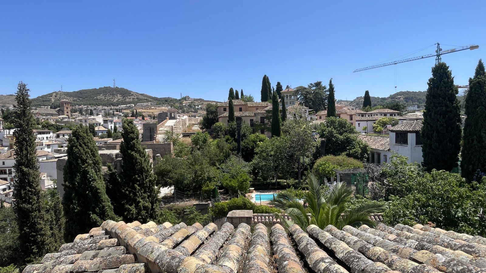 Aussicht vom Mirador de San Nicolás auf die Alhambra mit dem Viertel Albaicín im Vordergrund