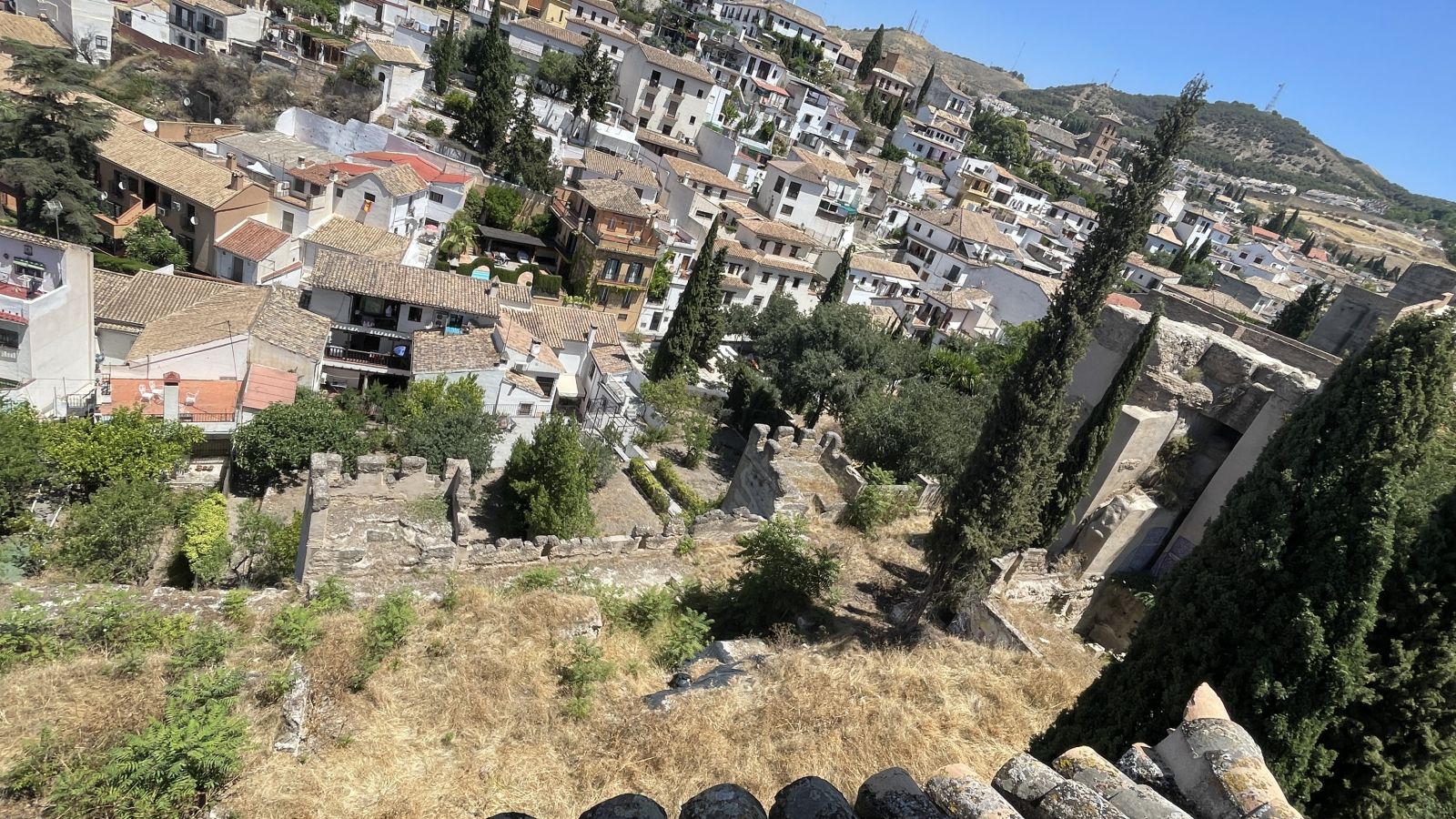 Weiß getünchte Häuser und enge Gassen im maurischen Viertel Albaicín in Granada