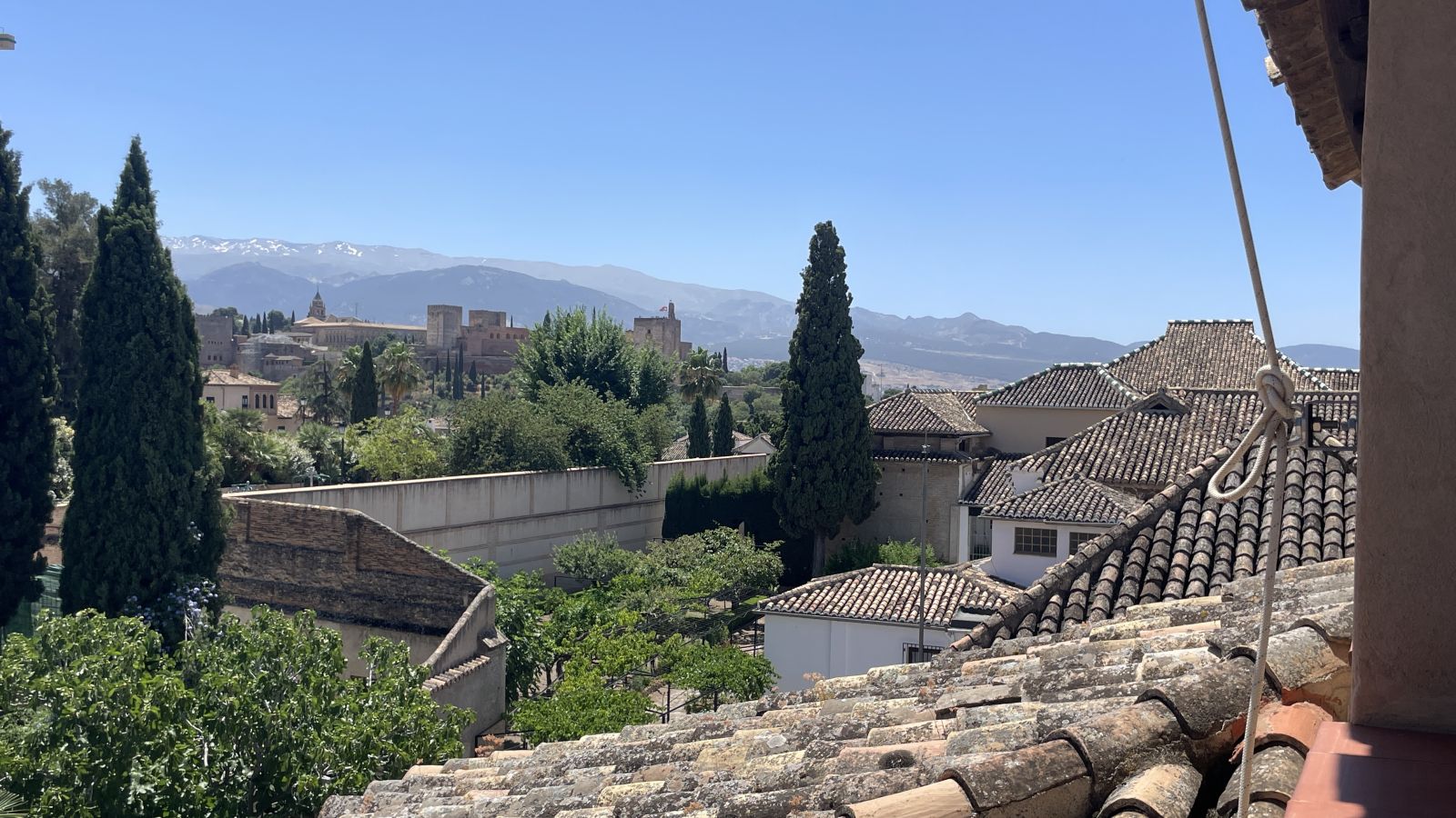 Pflastersteingasse mit historischen Häusern im Viertel Albaicín, Granada