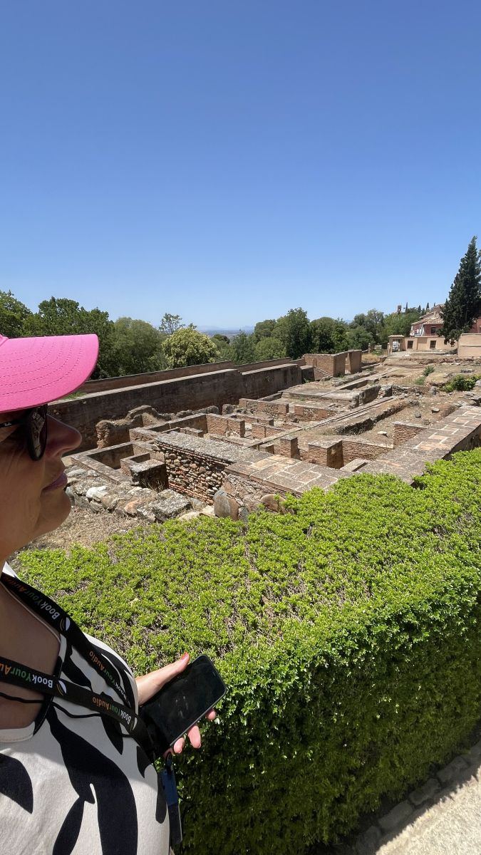 Die Alhambra im Frühling – umgeben von blühenden Gärten.