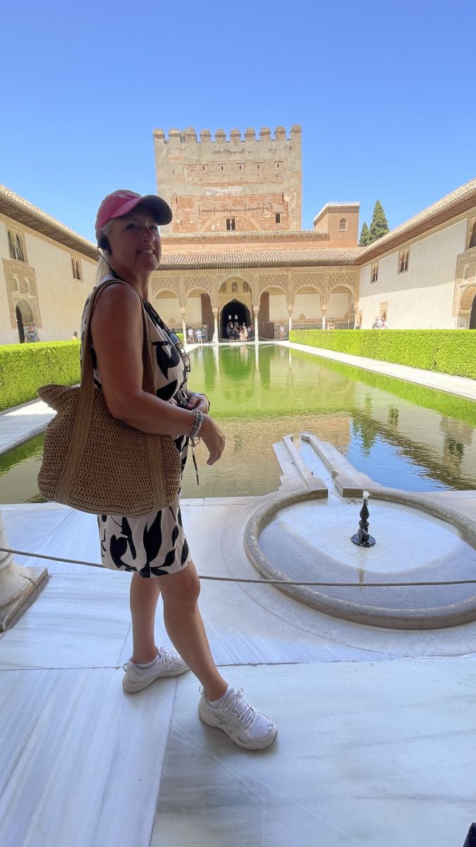 Zwischen Licht und Schatten: die berühmte Löwenfontäne in der Alhambra.