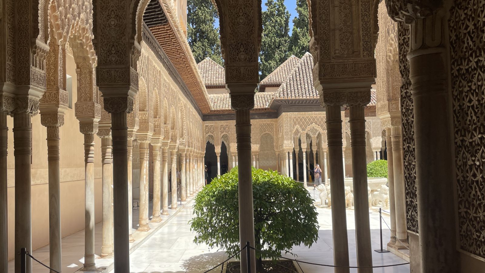 Lassen Sie sich vom Zauber der Alhambra bei Sonnenuntergang verführen.