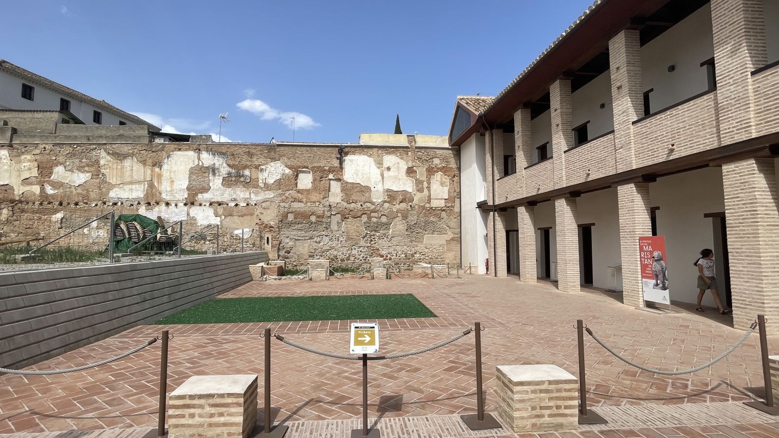 Historische Überreste des Maristán von Granada mit maurischer Bogenarchitektur
