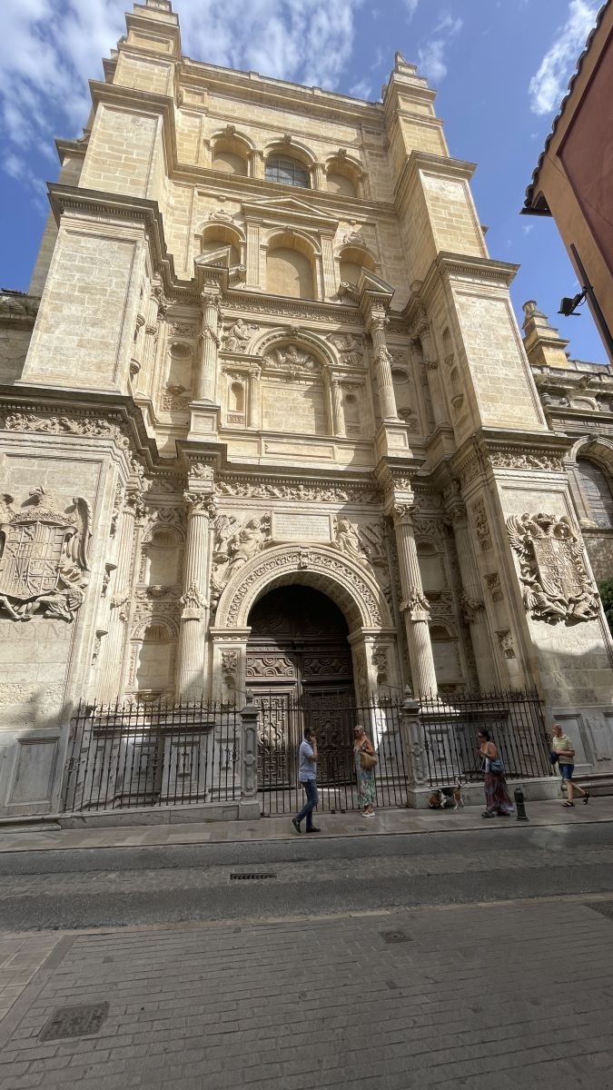 Außenansicht der Kathedrale von Granada mit barocker Fassade und Renaissance-Elementen