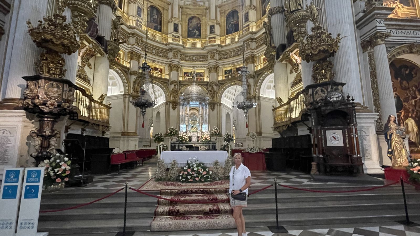 Lichtspiel im Innenraum der Kathedrale von Granada mit Blick auf das Hauptschiff