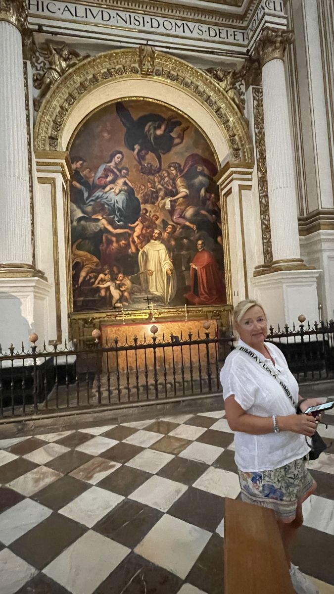 Innenraum der Kathedrale von Granada mit hohen Säulen und gotischem Gewölbe