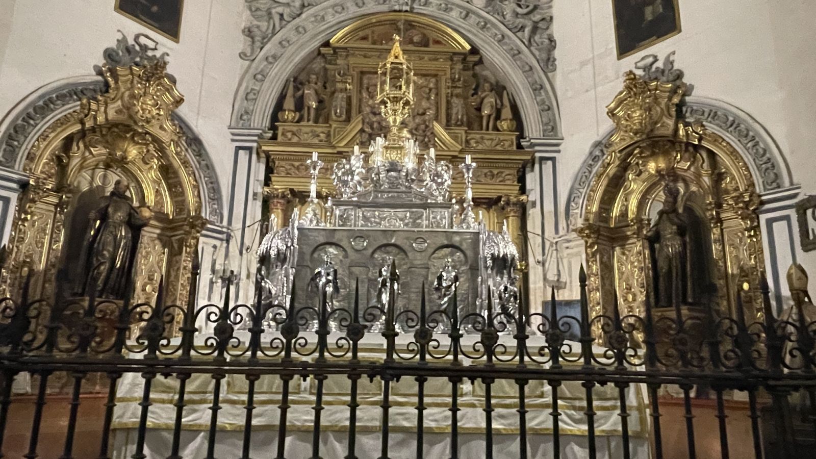 Capilla Real de Granada mit gotischem Altar, angrenzend an die Kathedrale