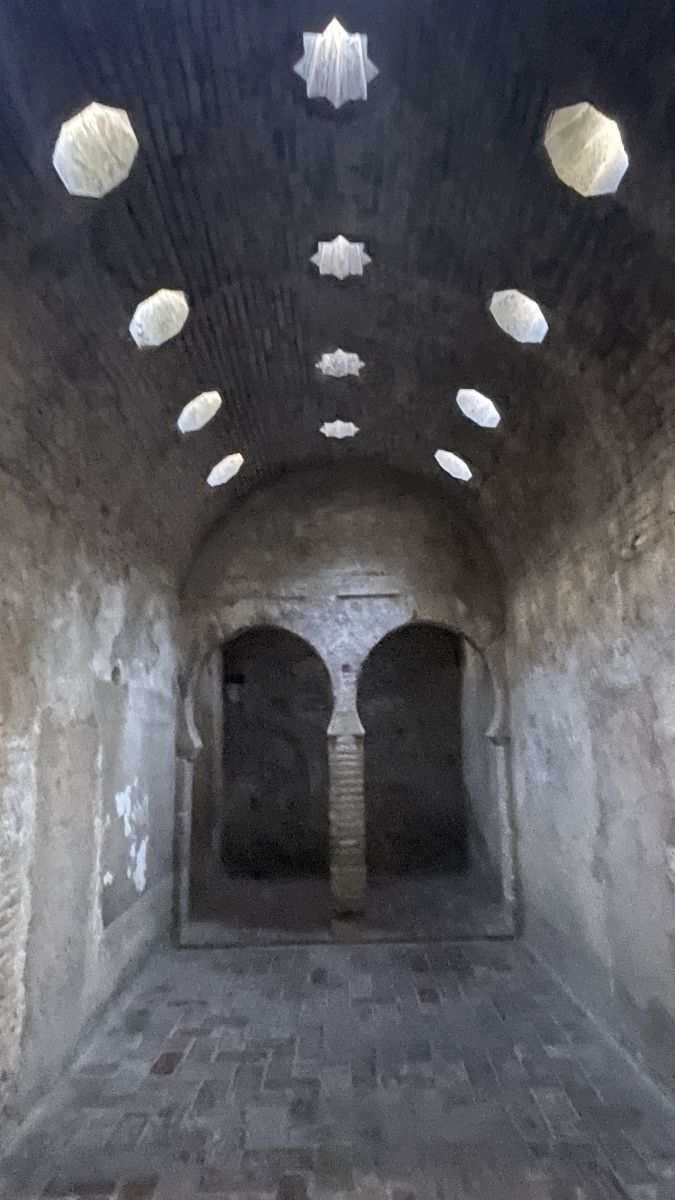 Sternförmige Lichtöffnungen im Dach von El Bañuelo, Granada