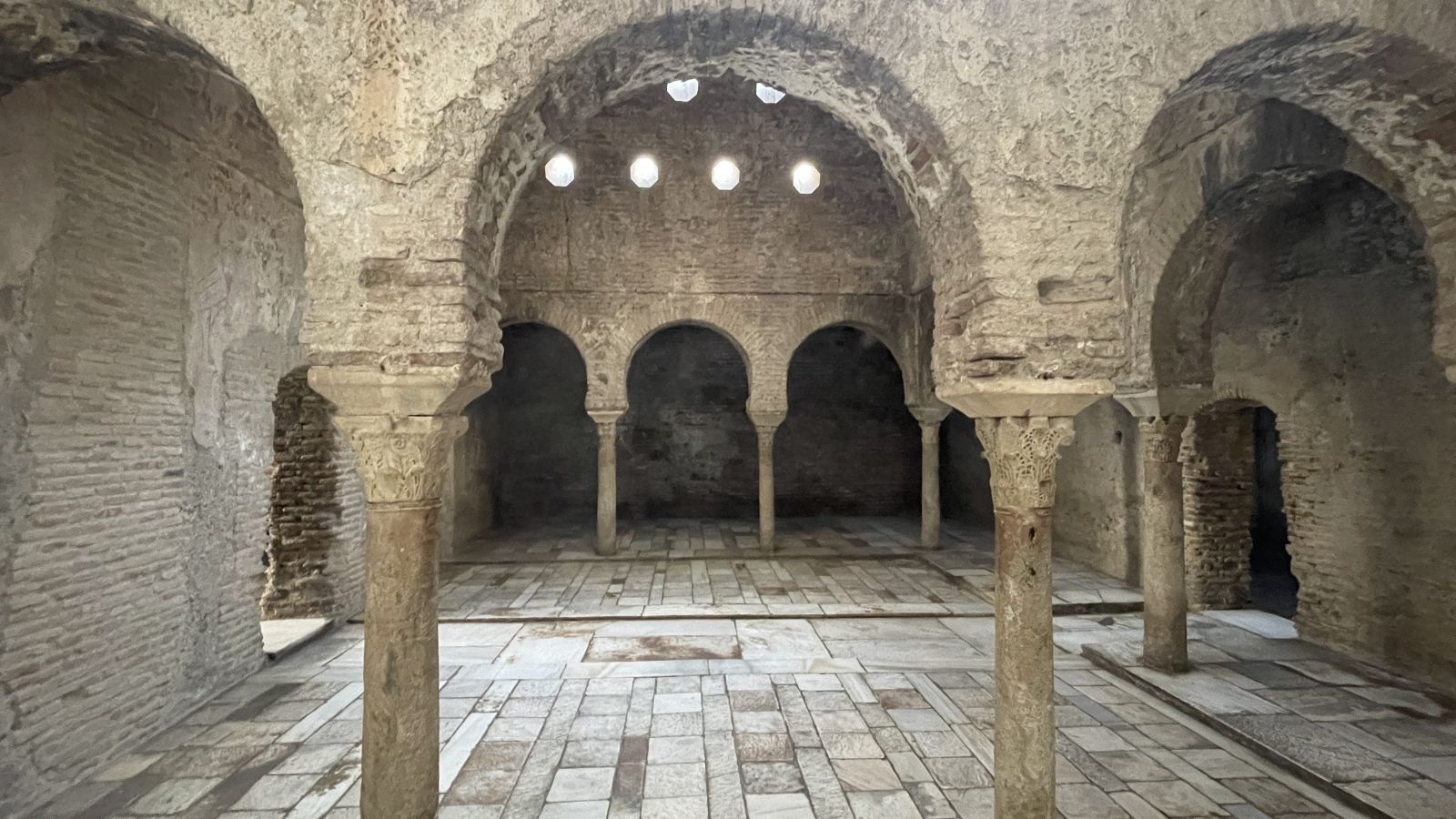 Zugang zum historischen El Bañuelo in Granada durch schlichte Haustür