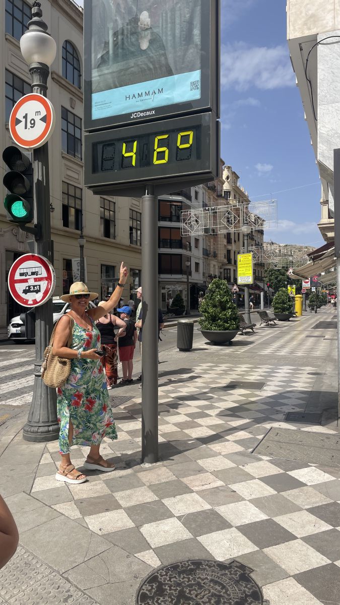 Granadas Innenstadt bei extremer Sommerhitze mit leerer Straße und flimmernder Luft