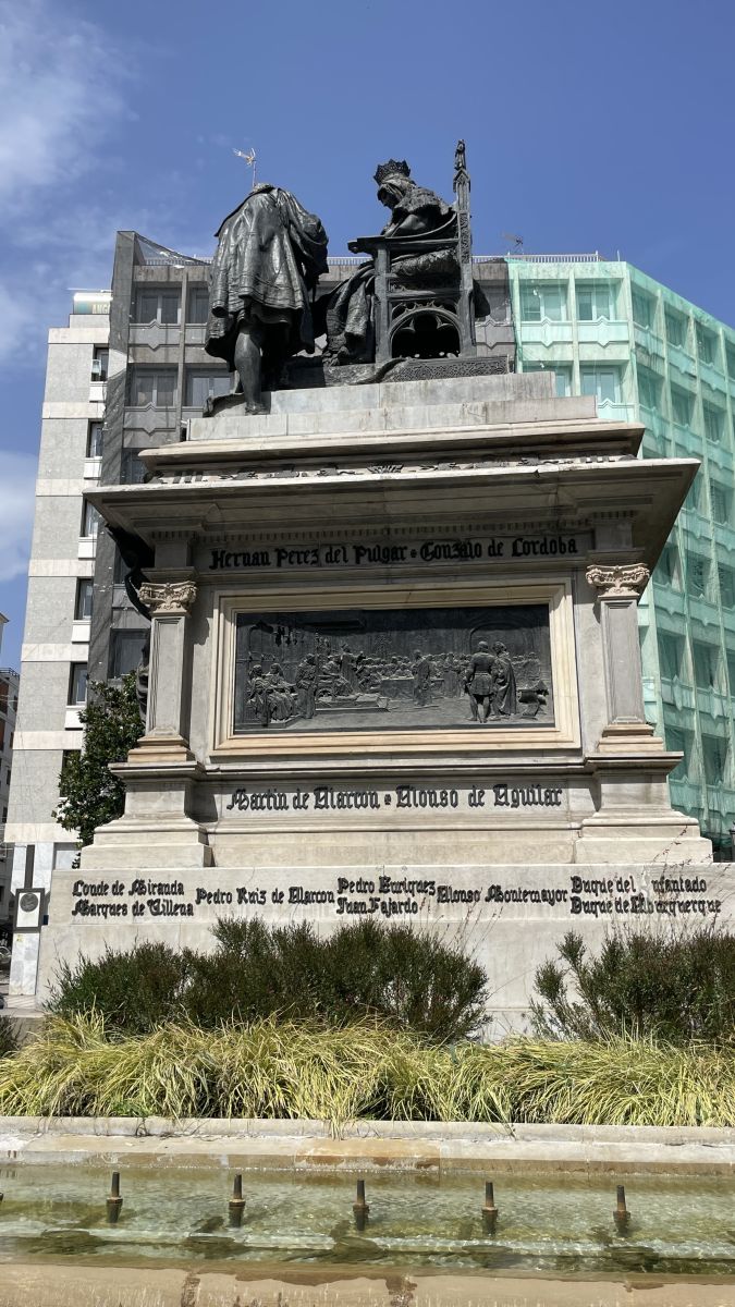 Denkmal von Isabella I. und Kolumbus auf der Plaza Isabel la Católica in Granada