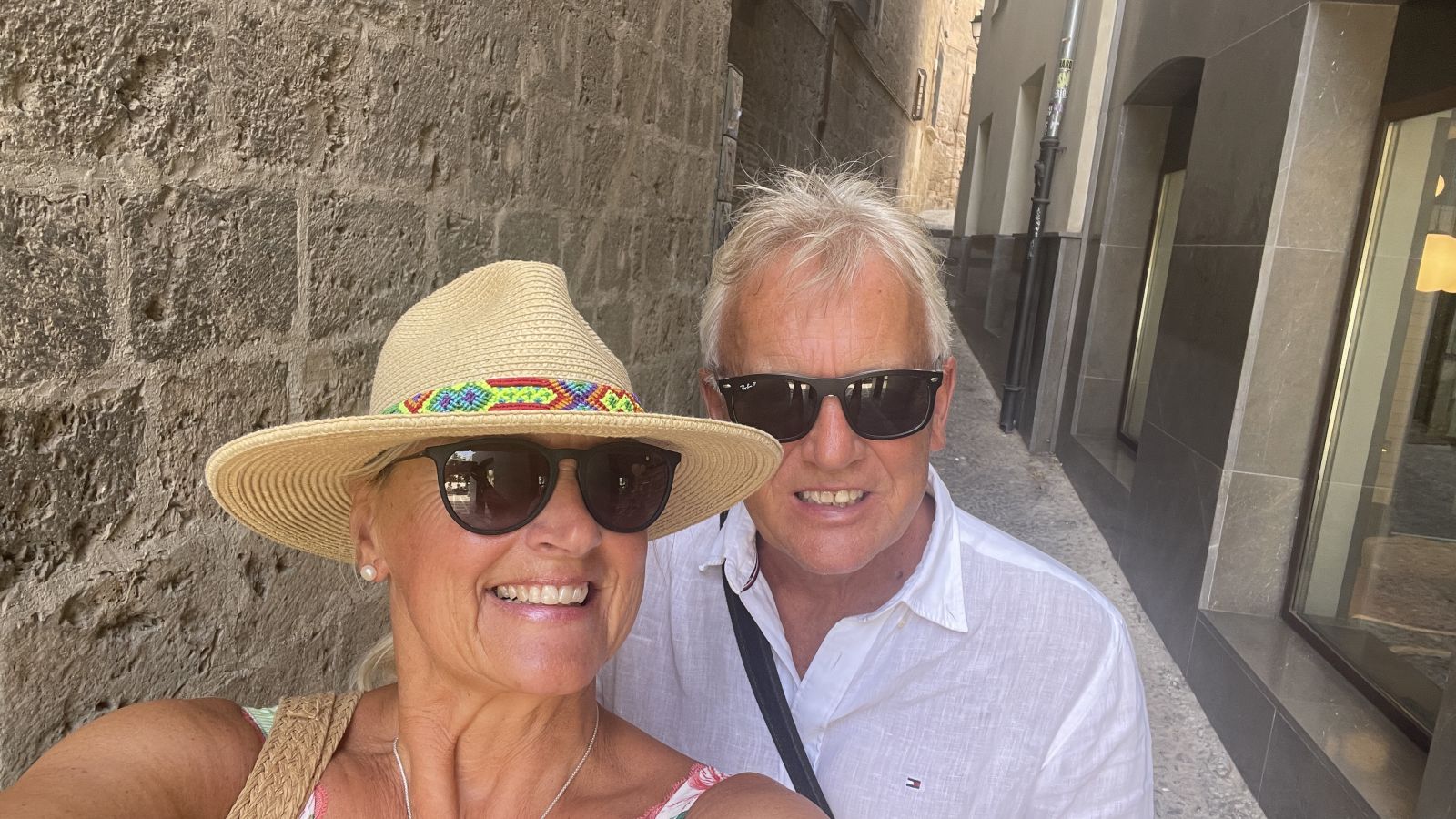 Claudia und Axel vor einem historischen Gebäude in Granadas Altstadt