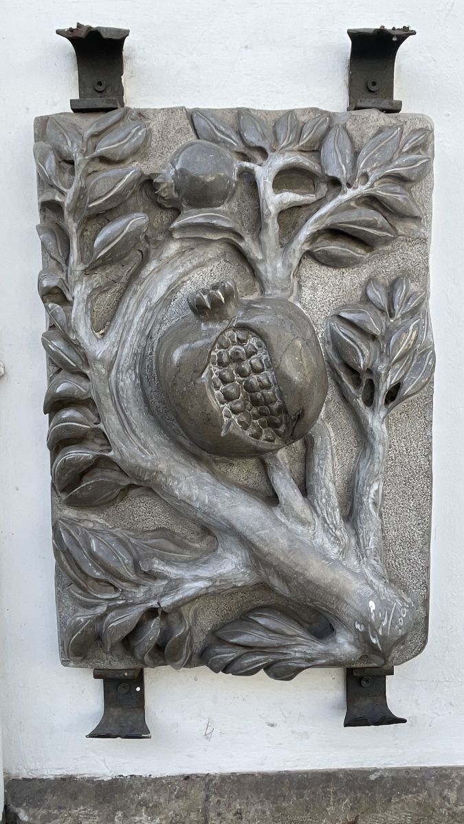 Granatapfelfrucht als Steinornament in Granada – Symbol der Stadt und Namensgeber
