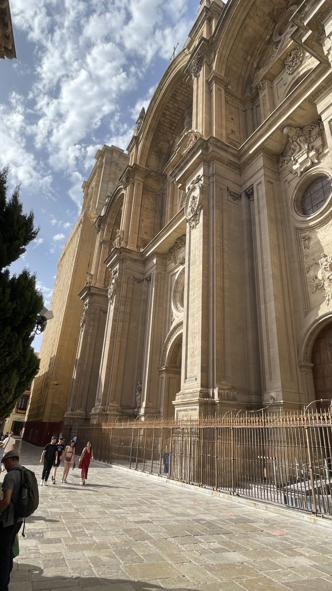 Außenansicht der Kathedrale von Granada mit detailreicher Fassade in der Innenstadt