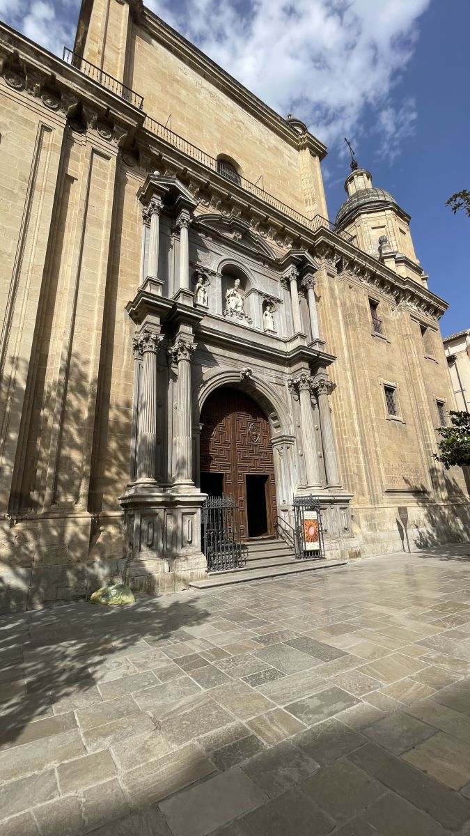 Rathaus von Granada an der Plaza del Carmen mit Passanten und Stadtleben