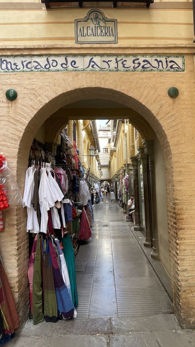 Stände auf einem Kunsthandwerksmarkt in der Innenstadt von Granada mit Gemälden und Skulpturen