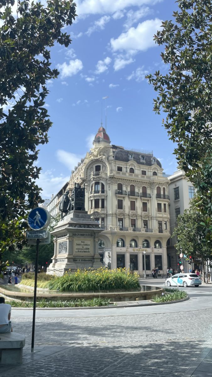 Bankfiliale in einem historischen Gebäude im Zentrum von Granada mit klassizistischer Architektur