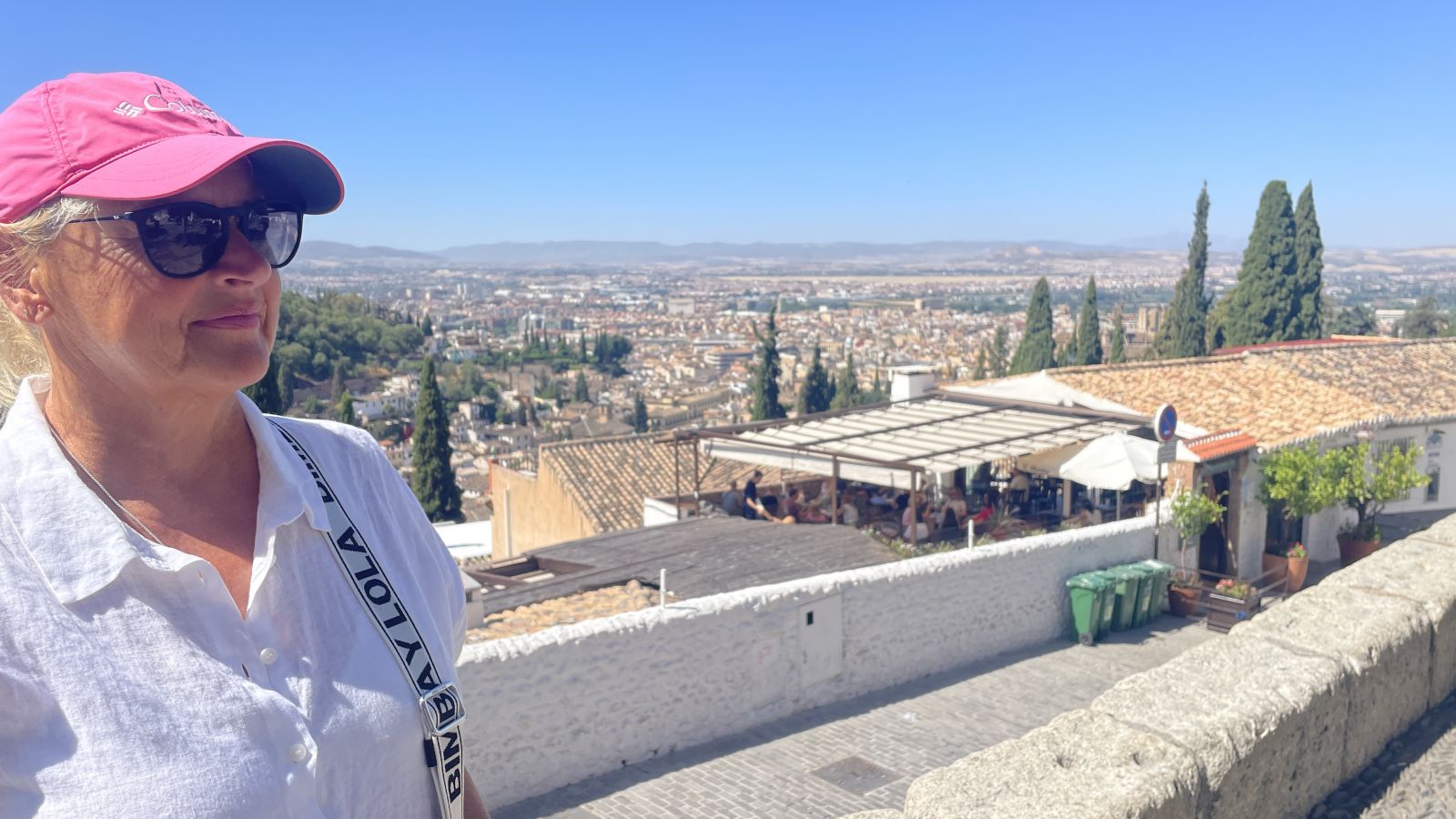 Aussicht von der Kirche San Nicolás auf die Alhambra und die schneebedeckte Sierra Nevada