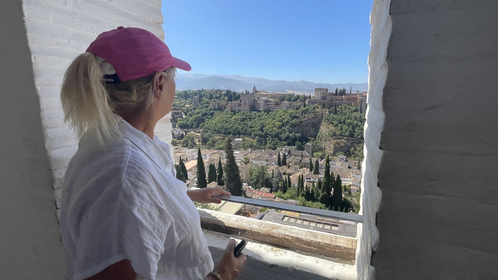 Kirche San Nicolás umgeben von typischen Häusern des Albaicín-Viertels in Granada