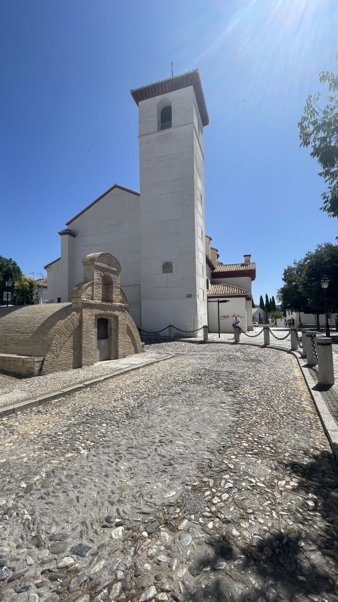 Kirche San Nicolás im Albaicín, Granada, mit Blick auf Alhambra und Sierra Nevada