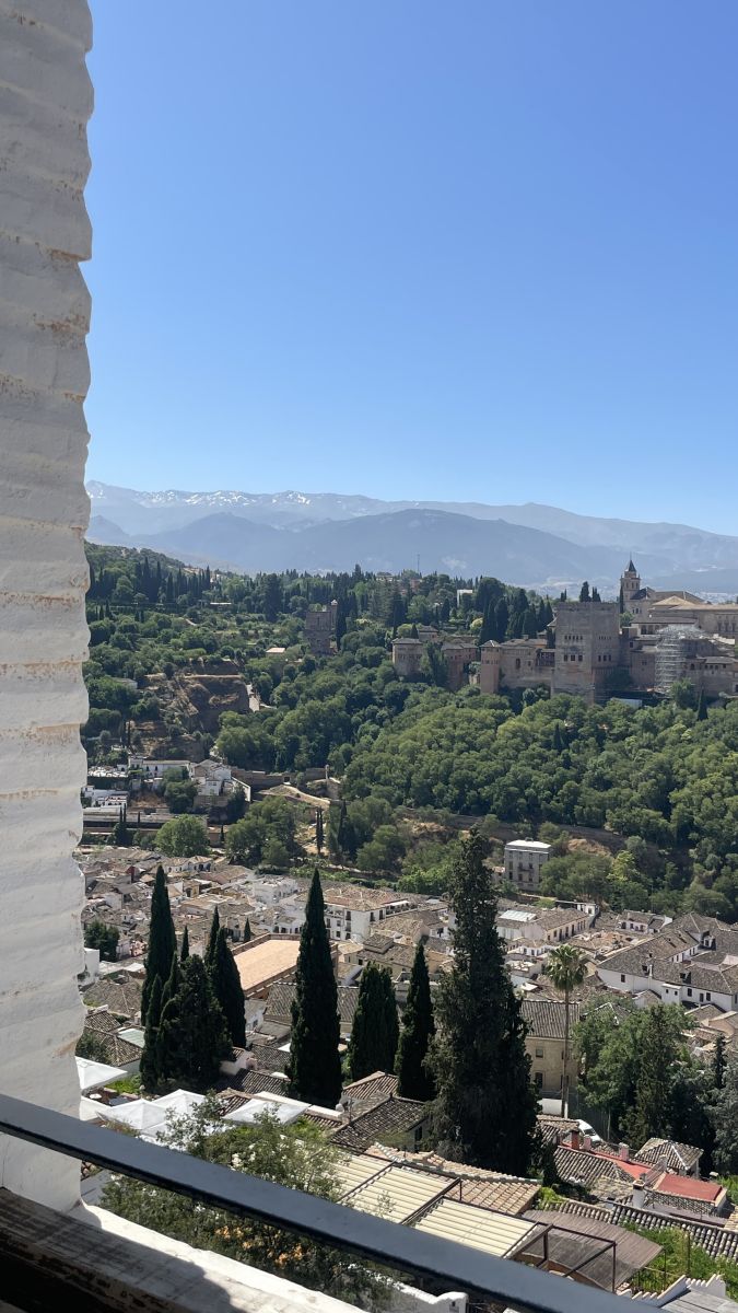 Menschen am Mirador de San Nicolás vor der Kirche bei Sonnenuntergang