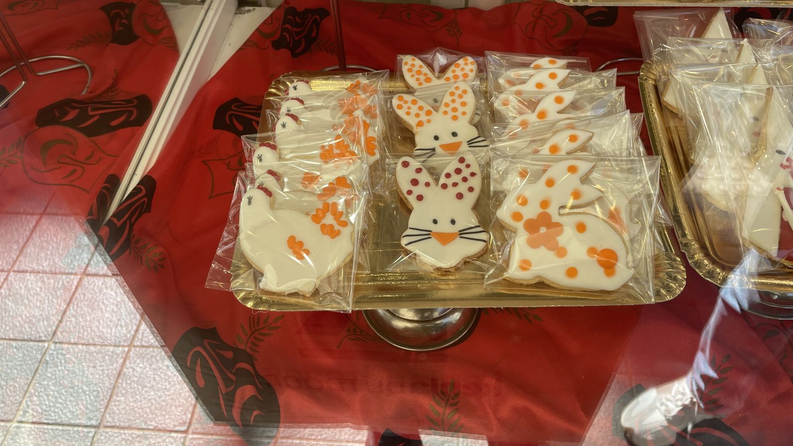 reich verzierte Ostersüßigkeiten mit bunter Zuckerglasur und Osterdeko