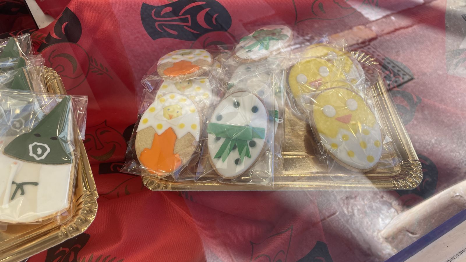 dekoriertes Ostergebäck mit bunten Verzierungen und Frühlingsmotiven