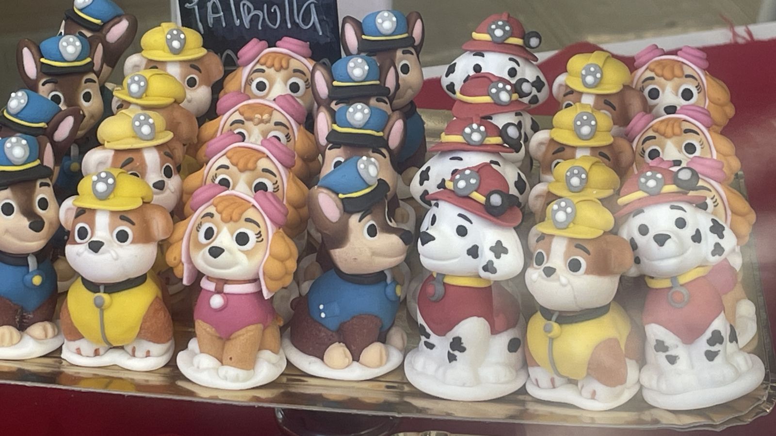 bunte Osterdesserts mit liebevoller Zuckerdekoration