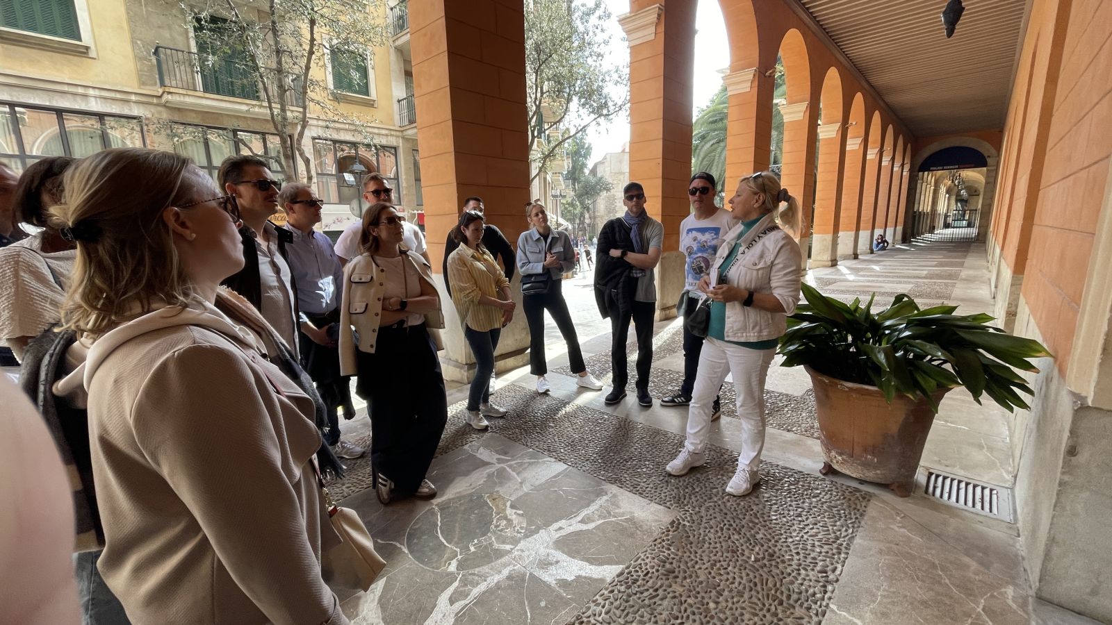 Palma im Frühling – wenn Stadtblüten und Meeresluft sich verbinden