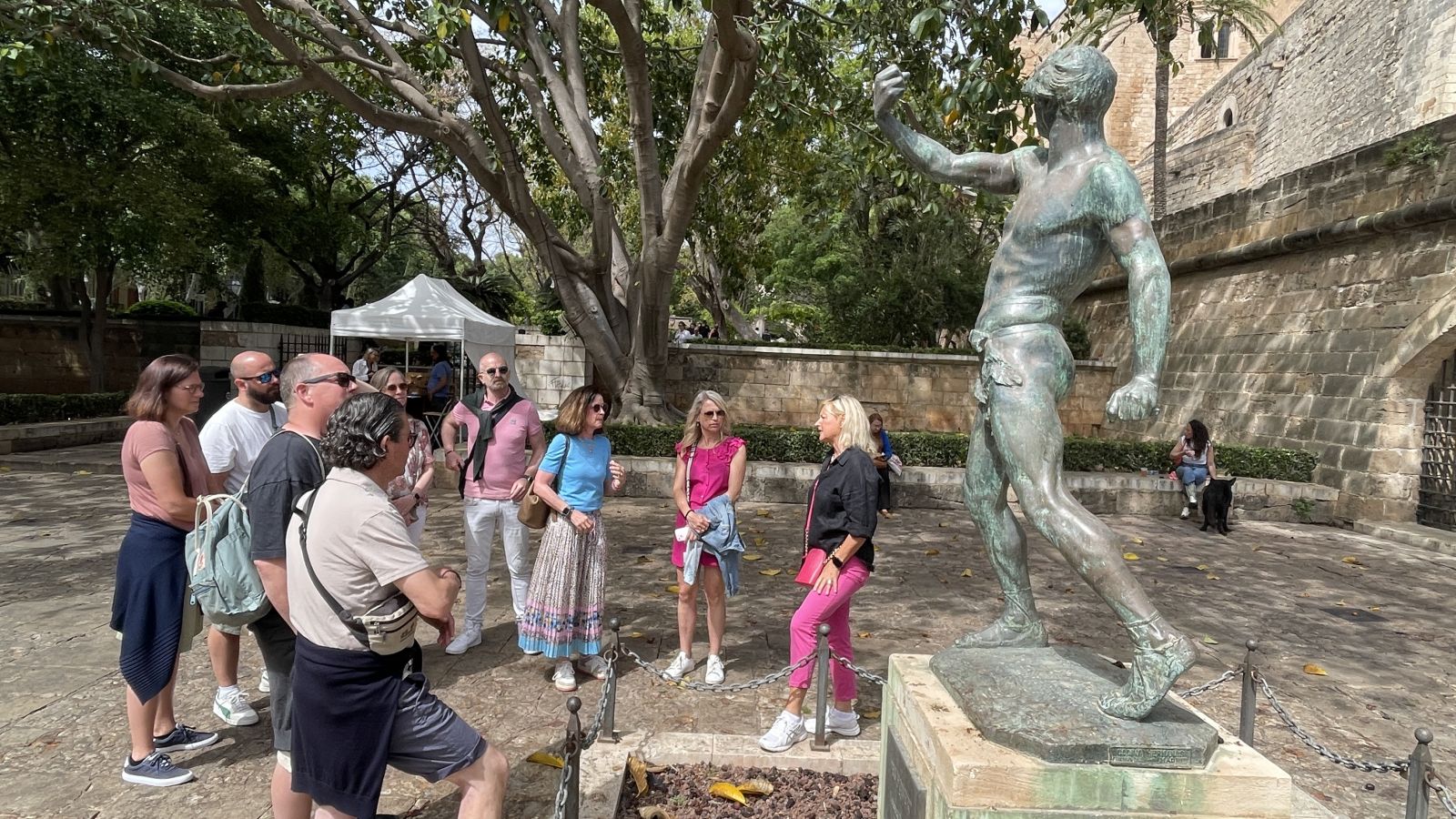 Claudia an der Statue des balearischen Steinschleuderers – historisches Erbe in Palma.