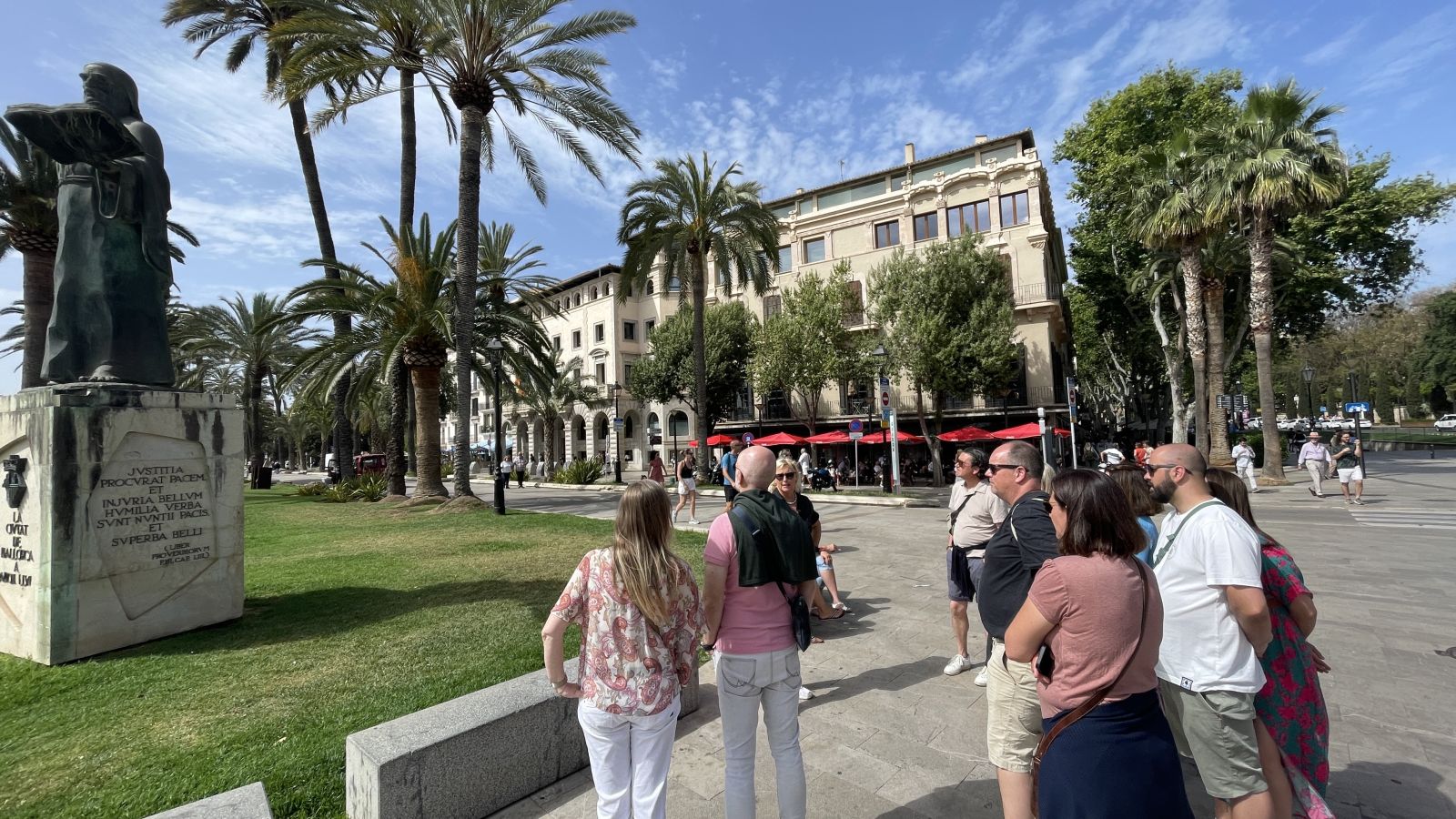 Claudia am Denkmal von Ramon Llull in Palma – Erinnerung an den mallorquinischen Gelehrten.