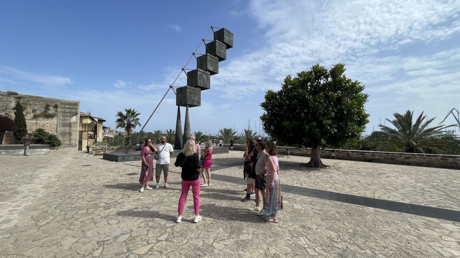 Claudia vor dem Denkmal La Bou in Palma – kulturelle Symbolik mitten in der Altstadt.