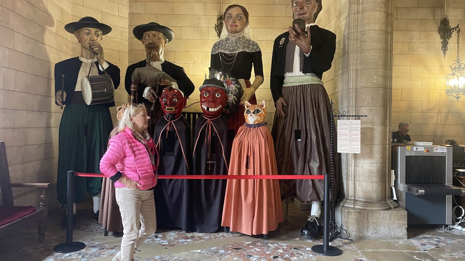 Claudia vor den Los Gigantes in Palma – traditionelle Figuren im kulturellen Herzen der Altstadt.