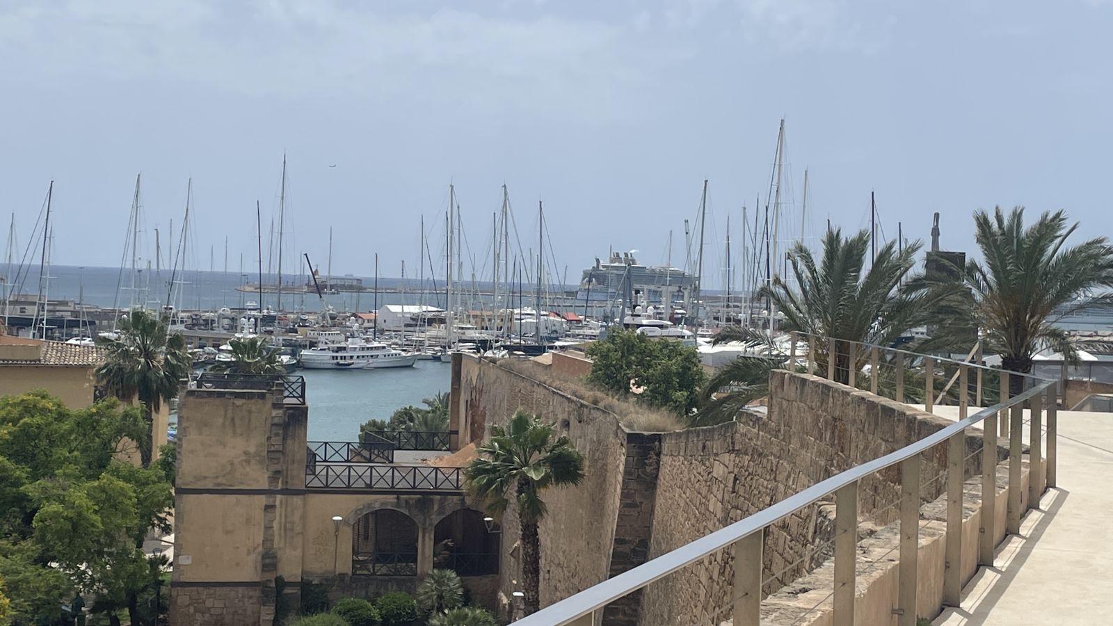 Gothischer Glanz und arabische Wurzeln – Palmas architektonische Vielfalt