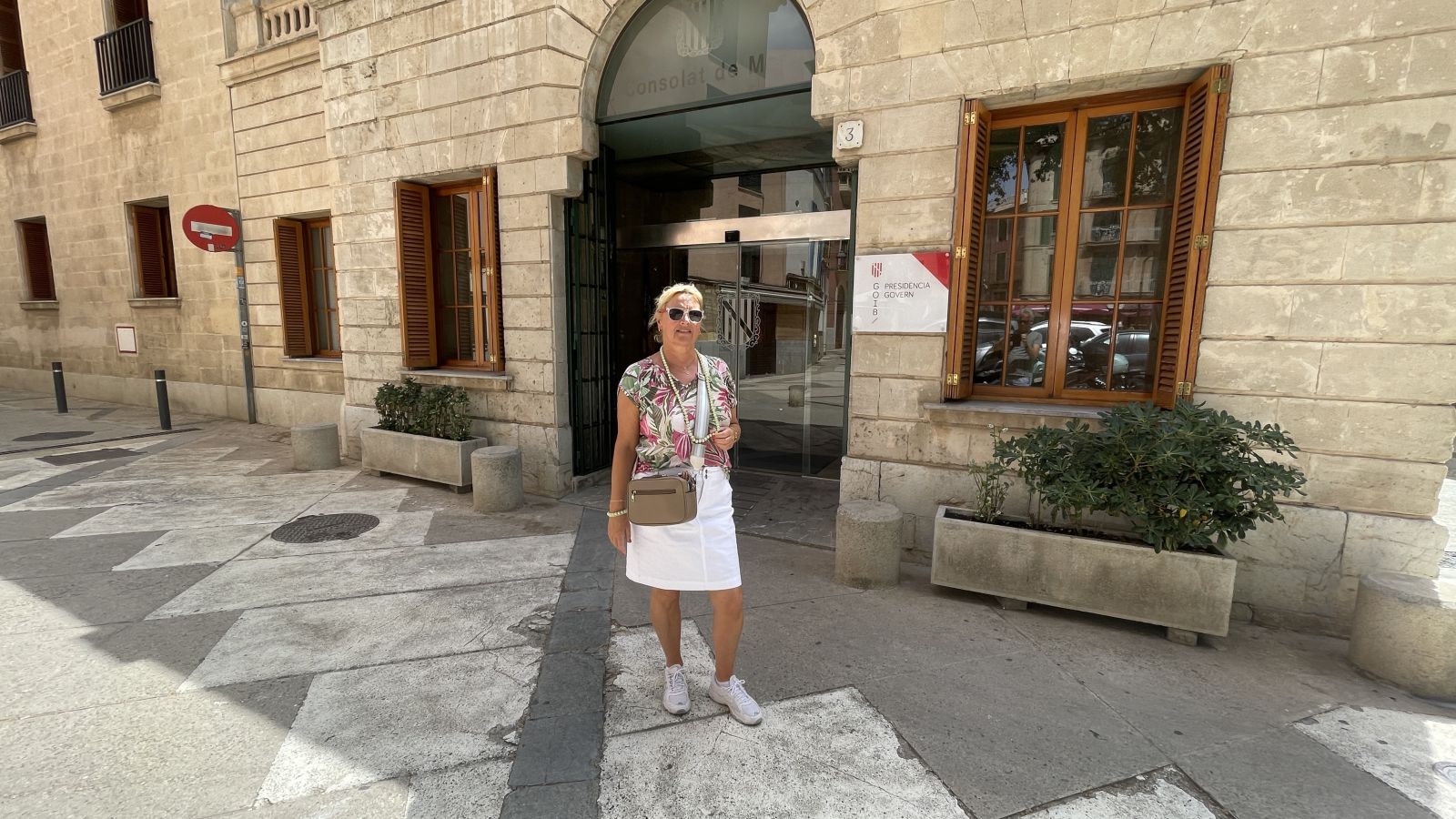 Claudia vor dem Konsulat del Mar in Palma – gotisches Gebäude mit maritimem Flair.