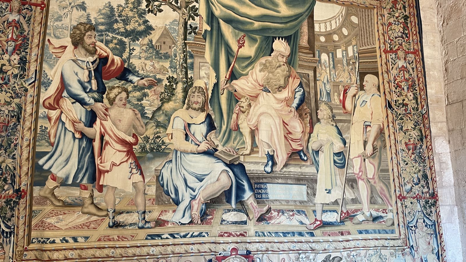 Gemälde mit religiösem Motiv in einem historischen Gebäude auf Mallorca – Kunst und Kultur in unmittelbarer Nähe zu begehrten Stadtlagen.