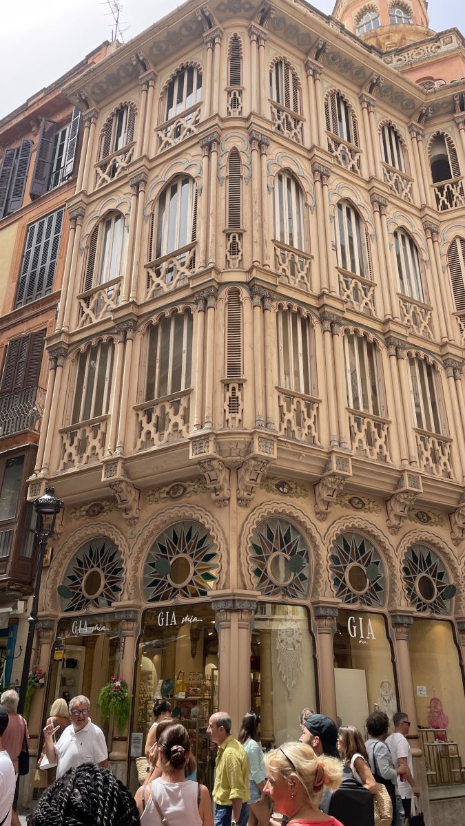 Historisches Jugendstil-Gebäude in Palma – Architektur von Gaudís Schule nahe exklusiven Stadthäusern.