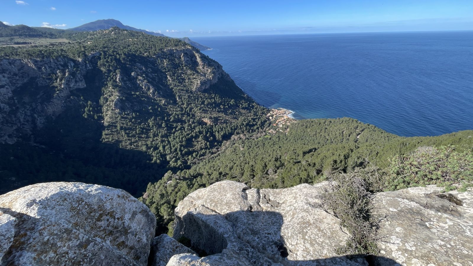 Spektakuläre Aussicht über das malerische Bergdorf Valldemossa und die mallorquinische Serra de Tramuntana – ein Traumziel für Wanderfreunde.