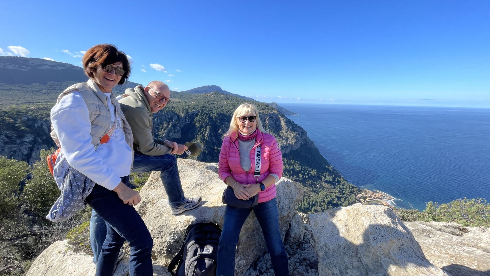 Claudia und ihre Freunde genießen eine geführte Wanderung von Valldemossa durch das UNESCO-geschützte Tramuntana-Gebirge auf Mallorca.