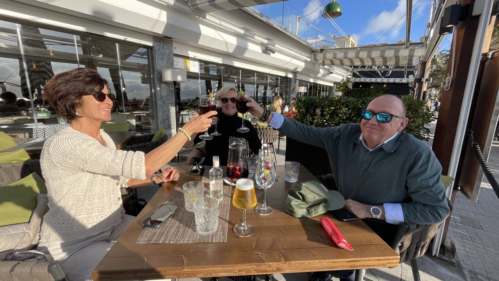 Entspannte Kaffeepause in einem traditionellen Café in Valldemossa – der perfekte Abschluss einer Wanderung durch das Tramuntana-Gebirge.