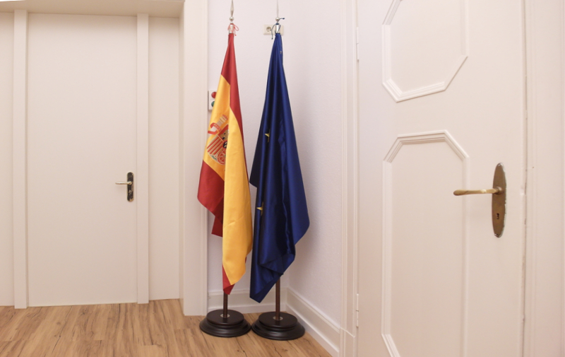 Spanische Fahne am Konsulat
