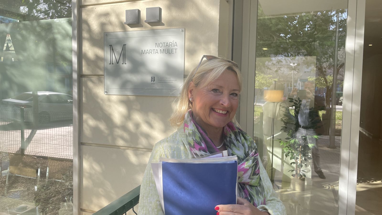 „Claudia vor der Notarkanzlei – Ihr zuverlässiger Ansprechpartner für rechtliche Fragen rund um den Immobilienkauf auf Mallorca.“